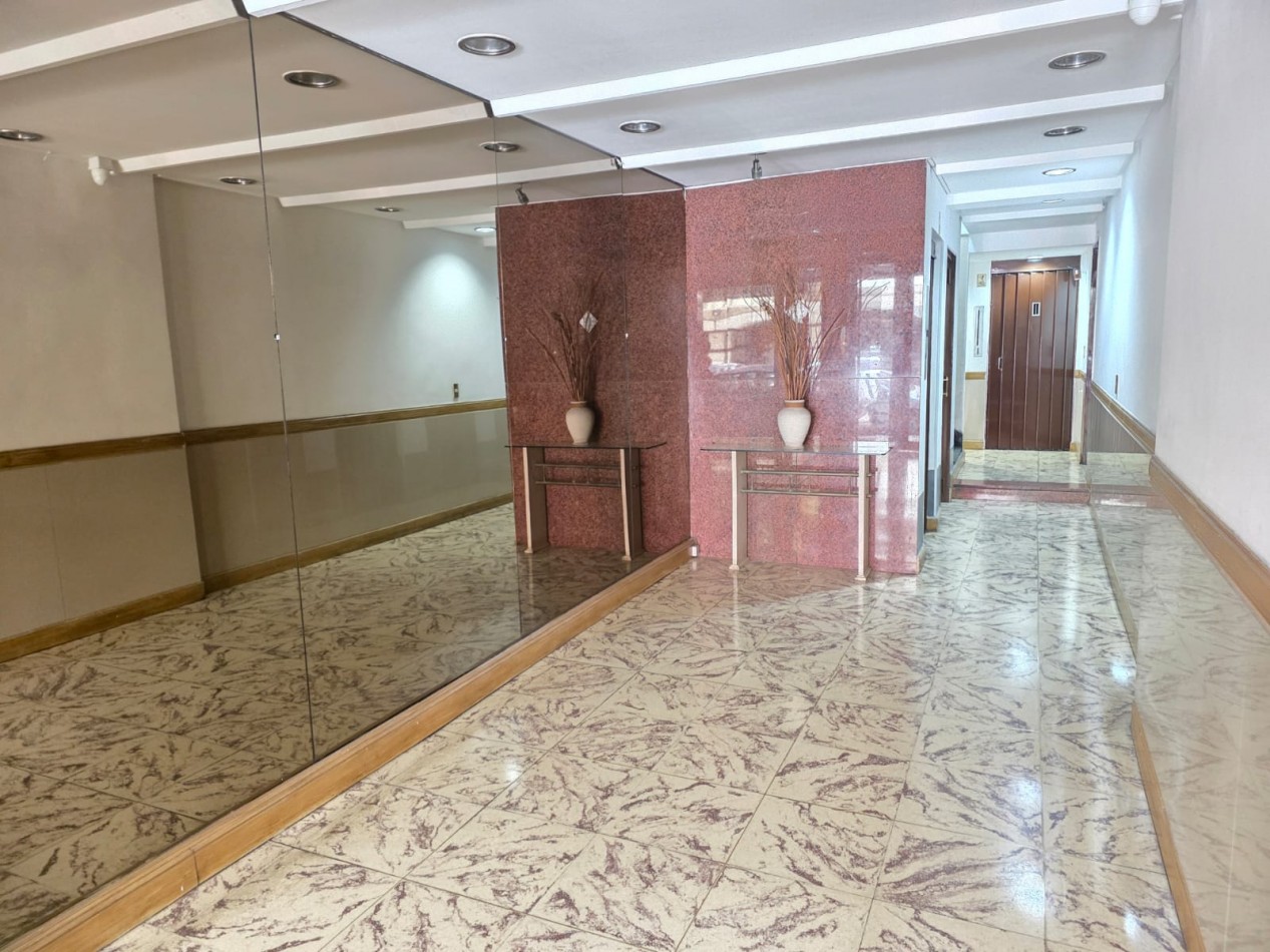 3 Ambientes Al Frente - Balcon Corrido - Apto Profesional - Con cochera