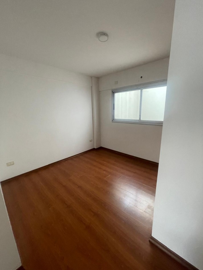 Casi a estrenar, al frente con balcon y cochera.