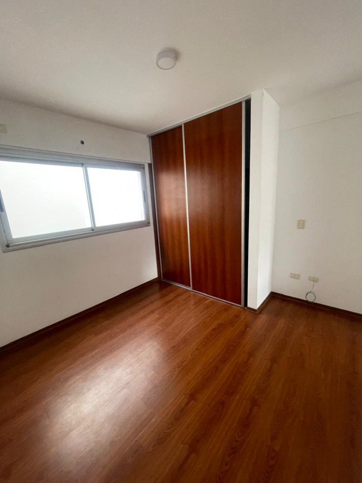 Casi a estrenar, al frente con balcon y cochera.