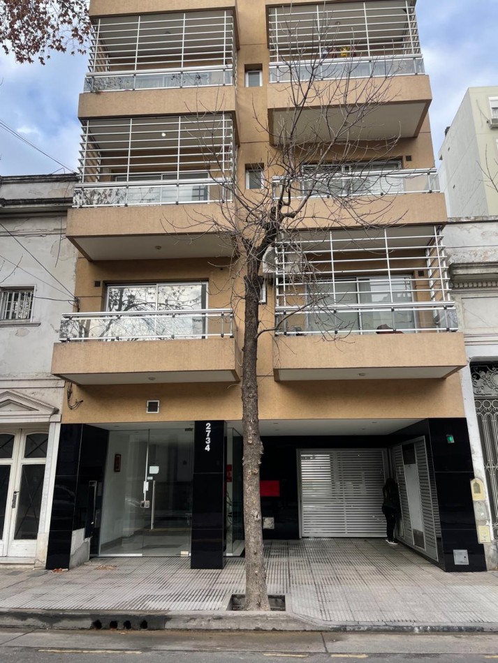 Casi a estrenar, al frente con balcon y cochera.