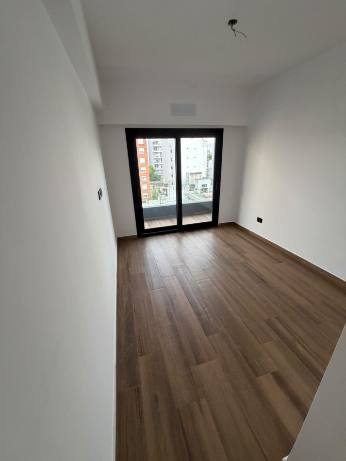SEMIPISO DE 3 AMBIENTES CON 2 DORMITORIOS EN SUITE - BALCON AL CONTRA FRENTE - VILLA DEL PARQUE