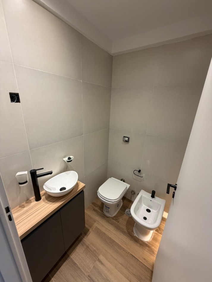 SEMIPISO DE 3 AMBIENTES CON 2 DORMITORIOS EN SUITE - BALCON AL CONTRA FRENTE - VILLA DEL PARQUE
