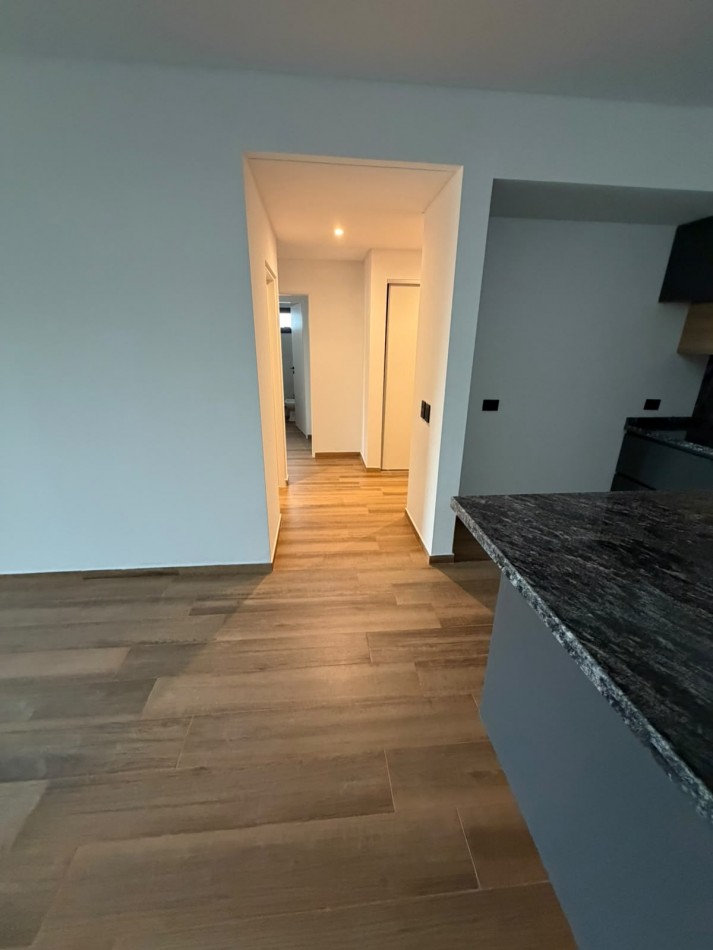 SEMIPISO DE 3 AMBIENTES CON 2 DORMITORIOS EN SUITE - BALCON AL CONTRA FRENTE - VILLA DEL PARQUE