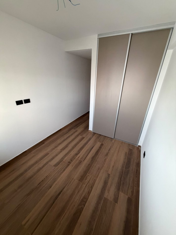 SEMIPISO DE 3 AMBIENTES CON 2 DORMITORIOS EN SUITE - BALCON AL CONTRA FRENTE - VILLA DEL PARQUE