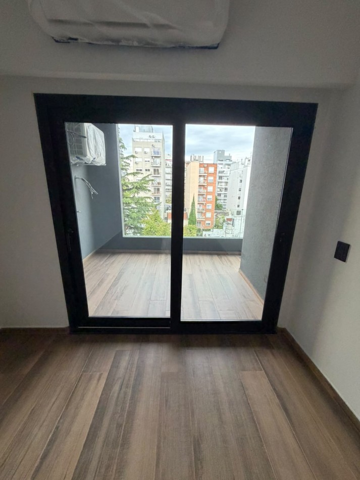 SEMIPISO DE 3 AMBIENTES CON 2 DORMITORIOS EN SUITE - BALCON AL CONTRA FRENTE - VILLA DEL PARQUE